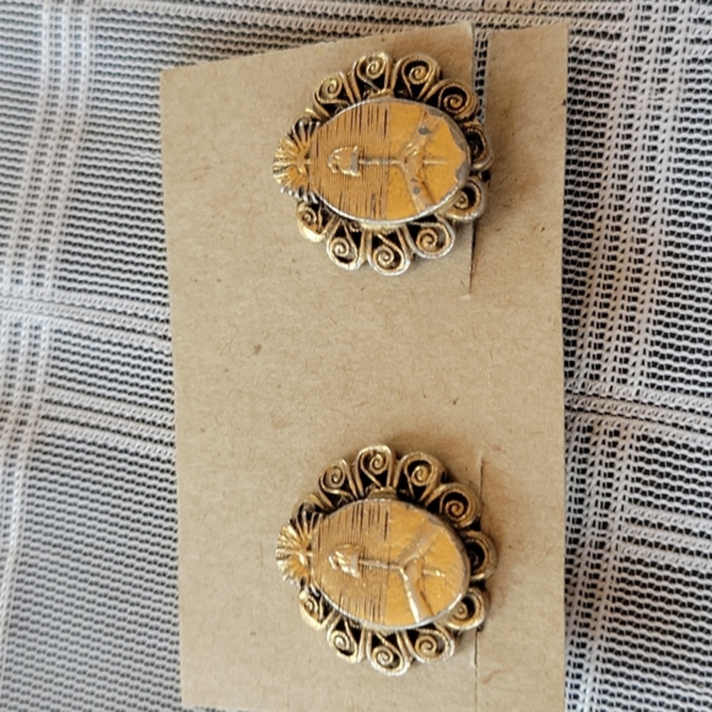 Reinad Vintage Clip Earrings- Hands Holding Torch